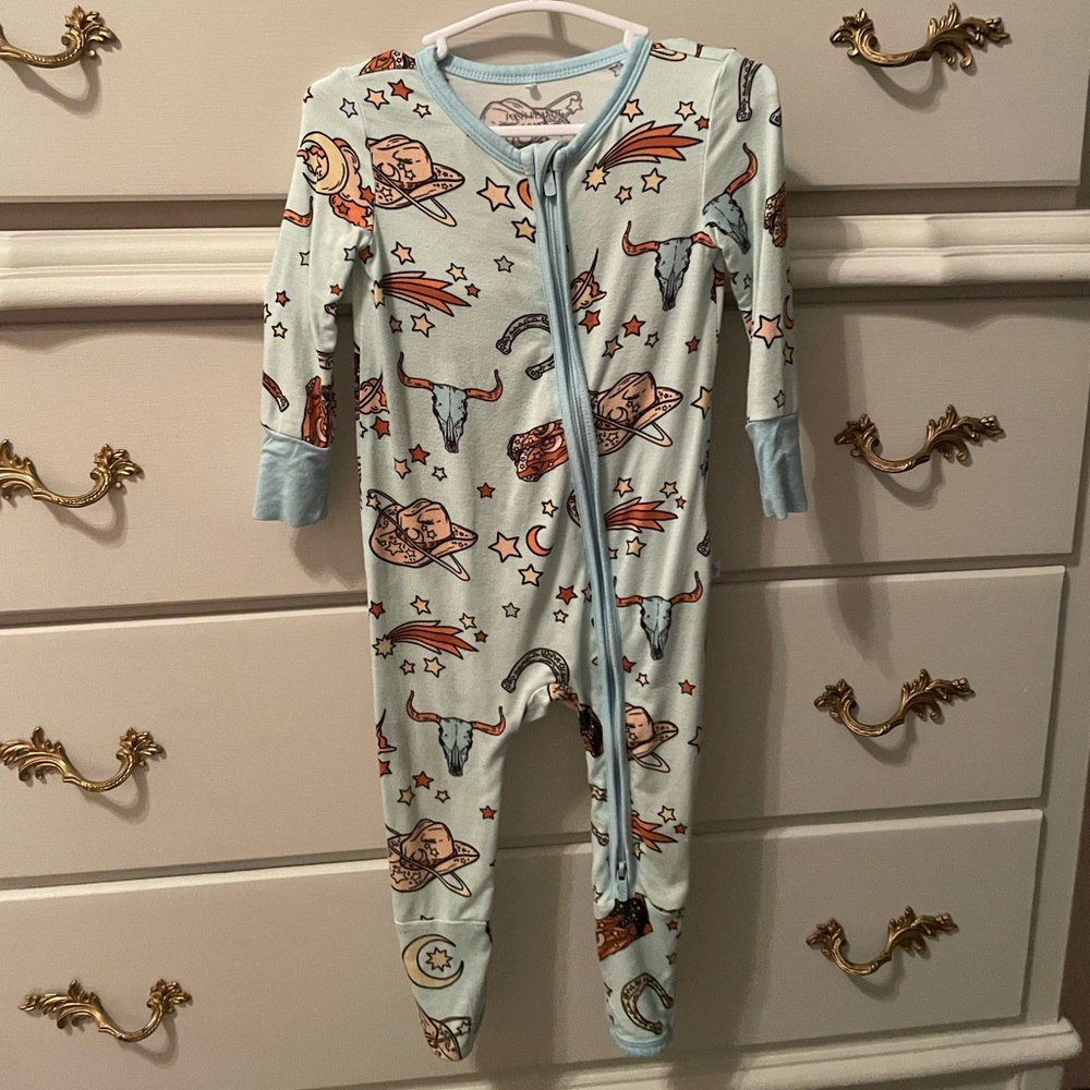 Posh Peanut Converible sleeper 6-9 EUC